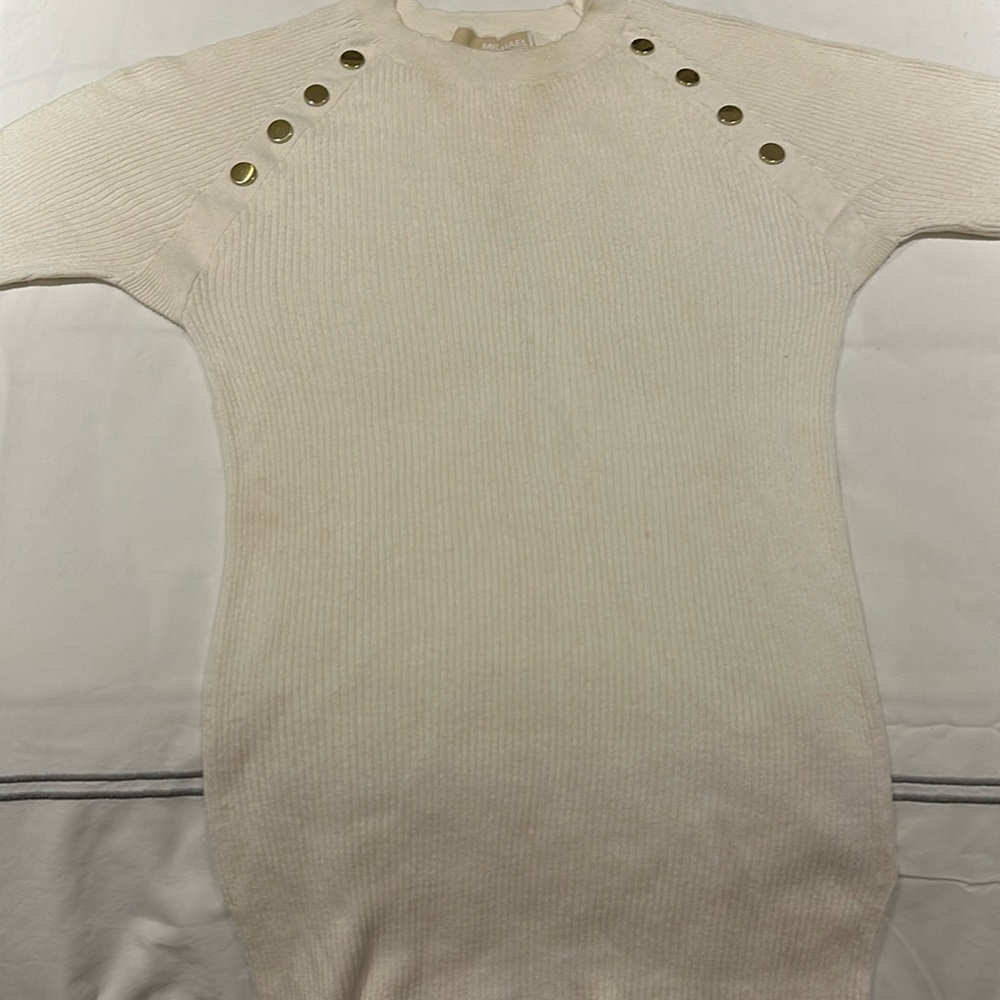 Beautiful ribbed sweater with short sleeves and button detail.